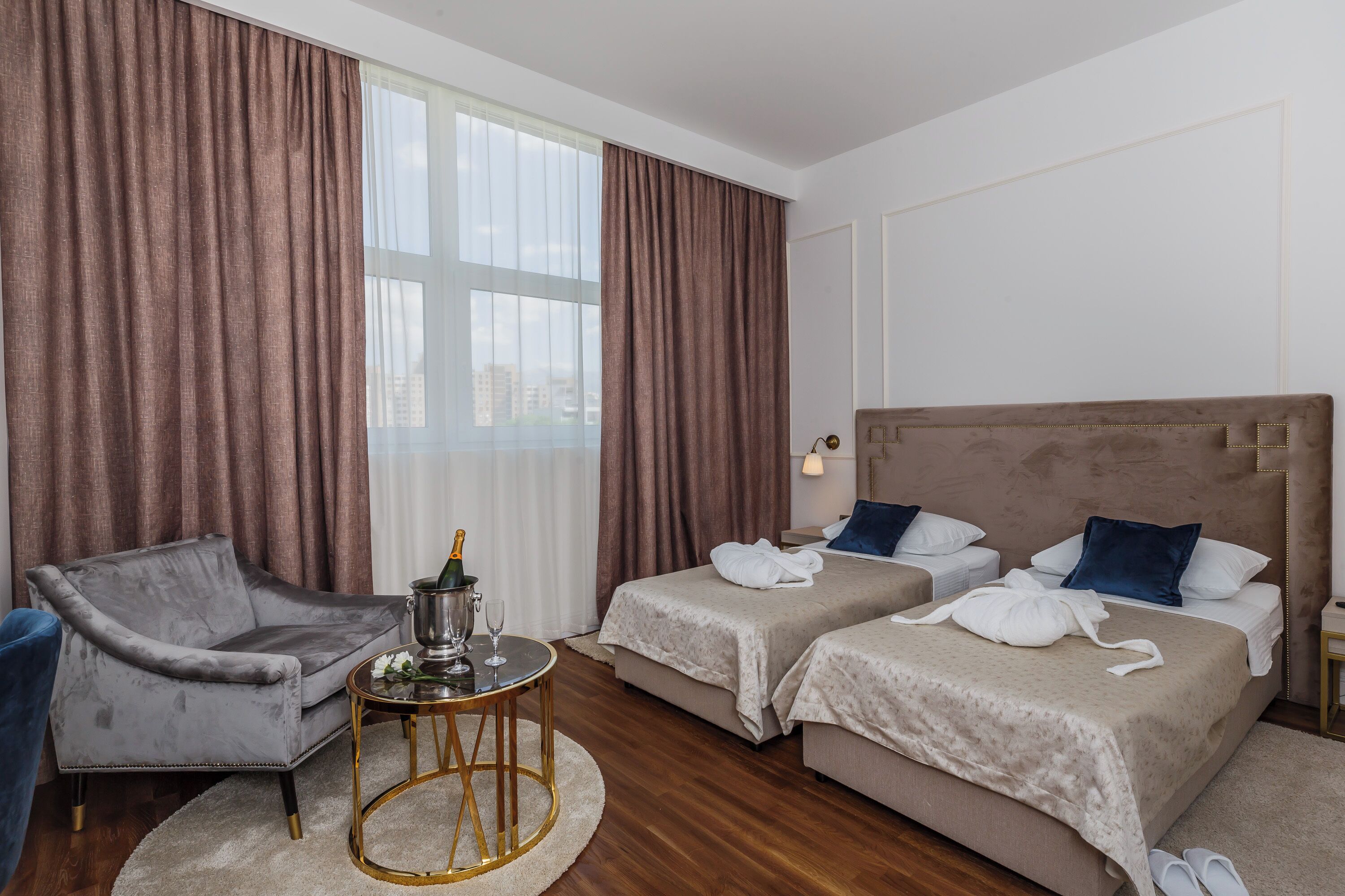 Hypo-allergenic bedding, minibar, in-room safe, desk