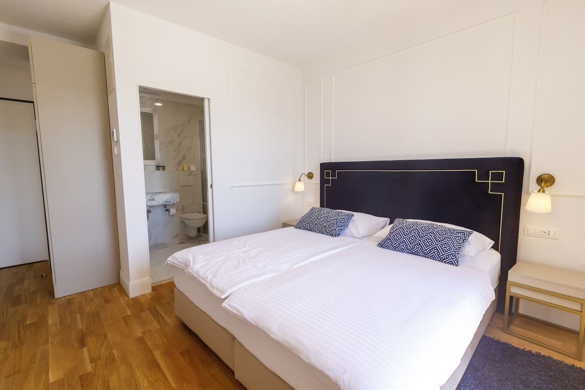 Economy-værelse med dobbeltseng eller 2 enkeltsenge | Allergivenligt sengetøj, minibar, pengeskab på værelset, skrivebord