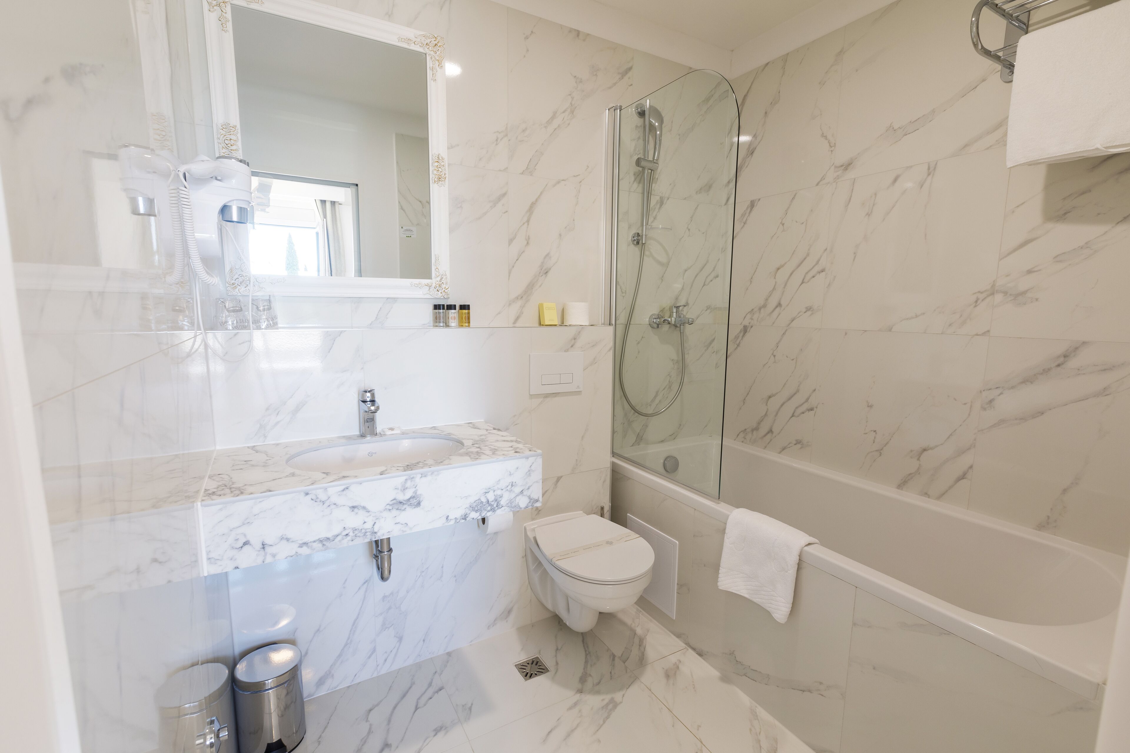 comfort double room | bathroom | shower, free toiletries, hair dryer, towels