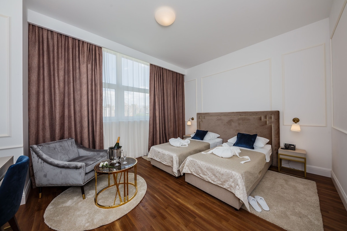 Roupas de cama antialérgicas, frigobar, cofres nos quartos, escrivaninha