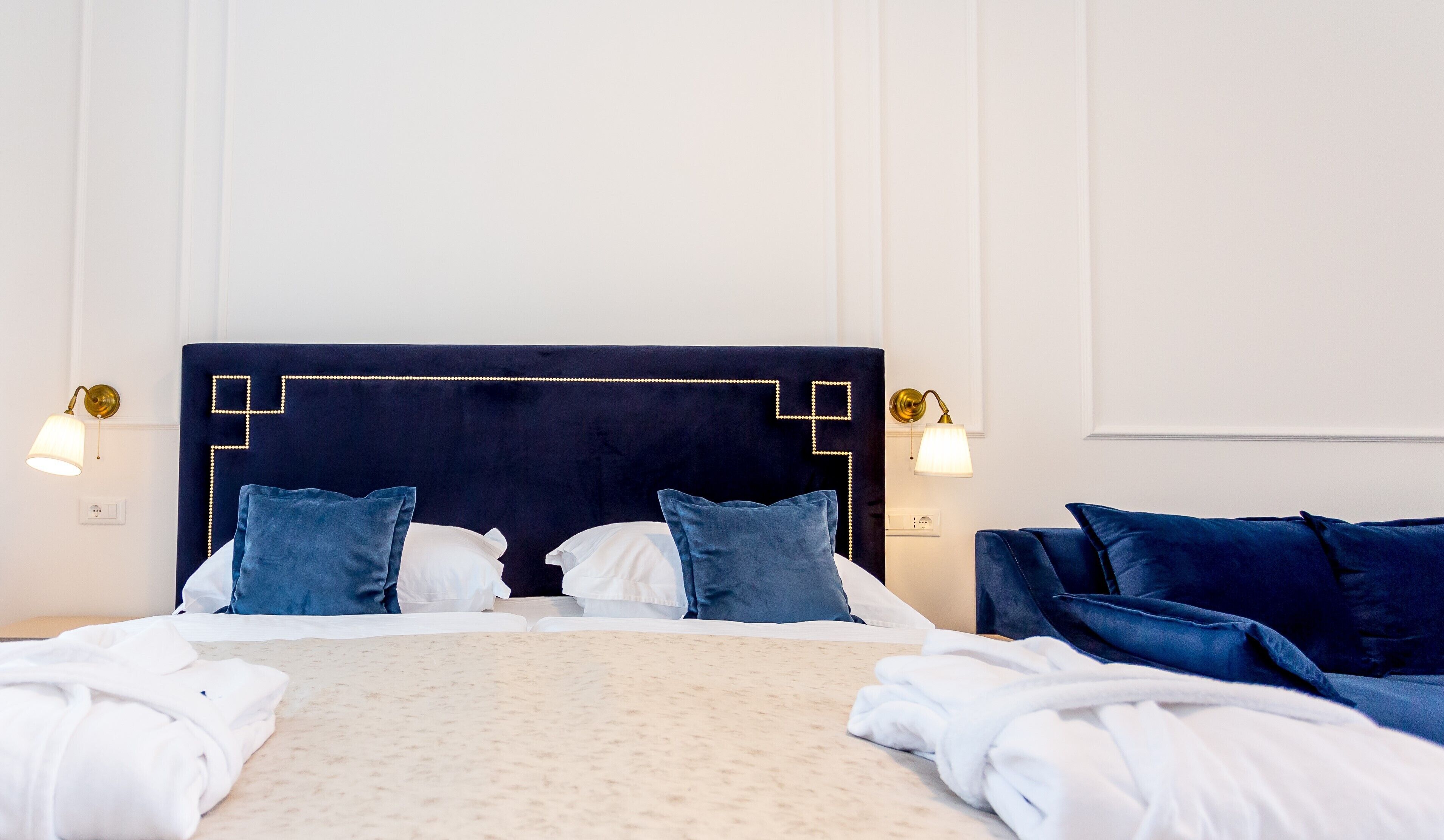 高级双人房或双床房, 1 间卧室 | 防过敏的被褥、迷你吧、客房内保险箱、办公桌