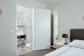 Hypo-allergenic bedding, desk, blackout curtains, iron/ironing board - B&B Hotel Ljubljana Park (Ljubljana)