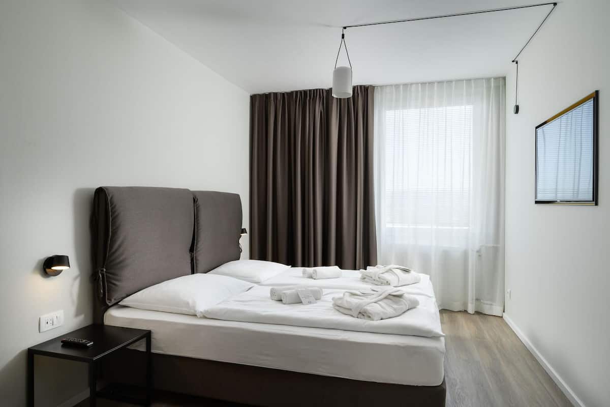 1 chambre, literie hypoallergénique, bureau, rideaux occultants