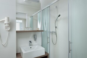 Shower, hair dryer, towels - B&B Hotel Ljubljana Park (Ljubljana)