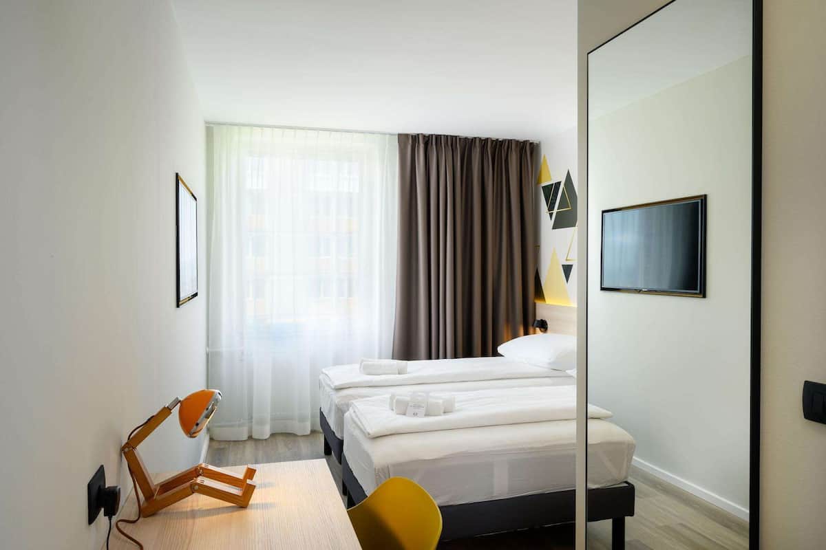 1 Schlafzimmer, Allergikerbettwaren, Schreibtisch, Verdunkelungsvorhänge