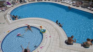 Seasonal outdoor pool, open 10:00 AM to 7:00 PM, pool loungers