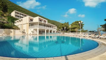 Una piscina al aire libre de temporada (de 10:00 a 19:00), tumbonas