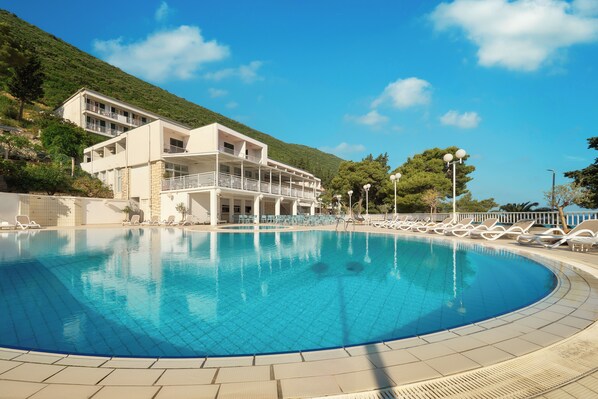 Sesongbasert utendørsbasseng og solsenger