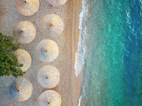 On the beach, sun-loungers, beach umbrellas. Hotel Faraon