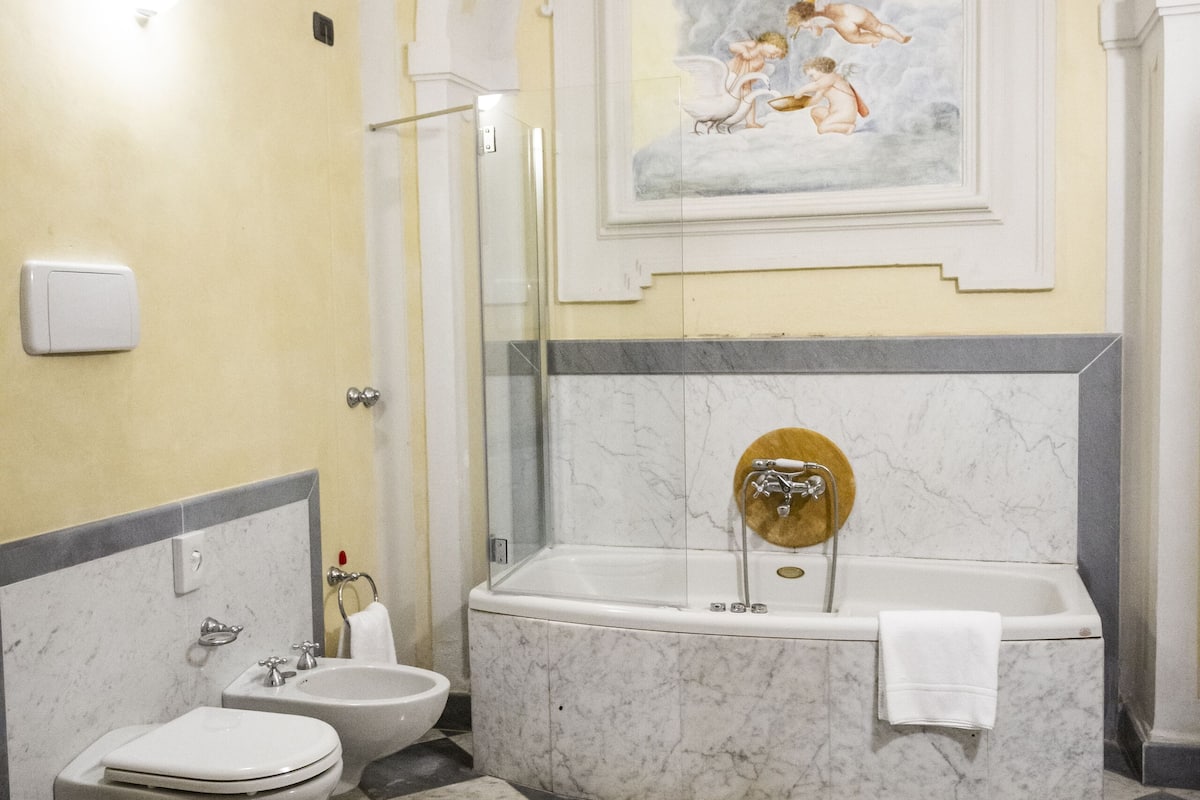 deluxe double room | bathroom | free toiletries, hair dryer, towels