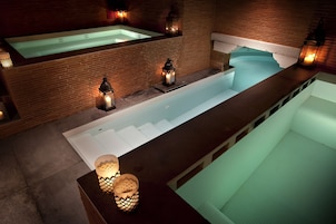 Un sauna, una bañera de hidromasaje, baño turco, baño turco/hammam