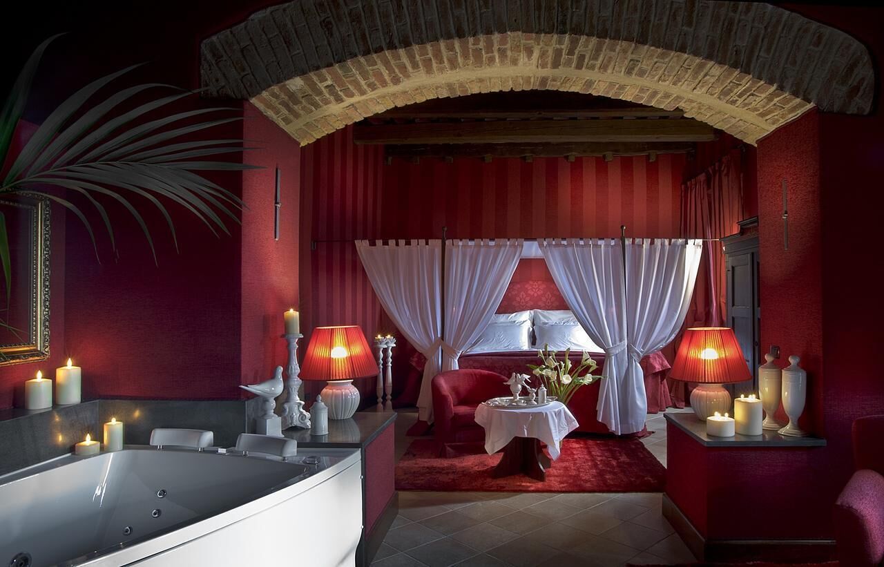 خزنة داخل الغرفة وبديكورات فريدة لكل غرفة وطراز فريد لكل وحدة ومكتب