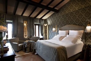 Suite – junior | Safe på rommet, individuelt dekorert, individuelt innredet og skrivebord