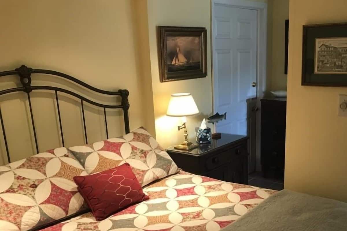 Premium Double Room, Ensuite (Americana Suite) | WiFi