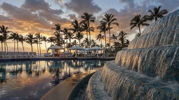 Outdoor pool, sun loungers