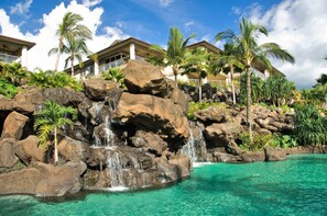 Outdoor pool, pool loungers - Ho‘olei Villas at Grand Wailea (Kihei)