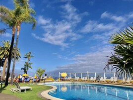 Una piscina al aire libre (de 07:00 a 19:30), sombrillas, tumbonas