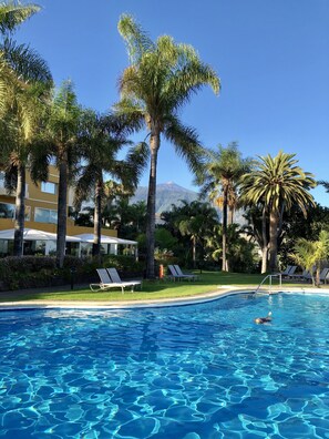 Outdoor pool, open 7:00 AM to 7:30 PM, pool umbrellas, sun loungers - Hotel Tigaiga (Puerto de la Cruz)
