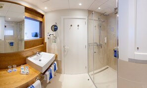 Een douche, gratis toiletartikelen, een haardroger, badjassen