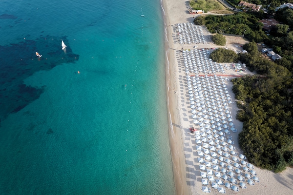 Playa privada cerca, arena blanca, tumbonas y sombrillas