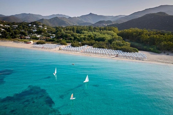 Playa privada cerca, arena blanca, tumbonas y sombrillas