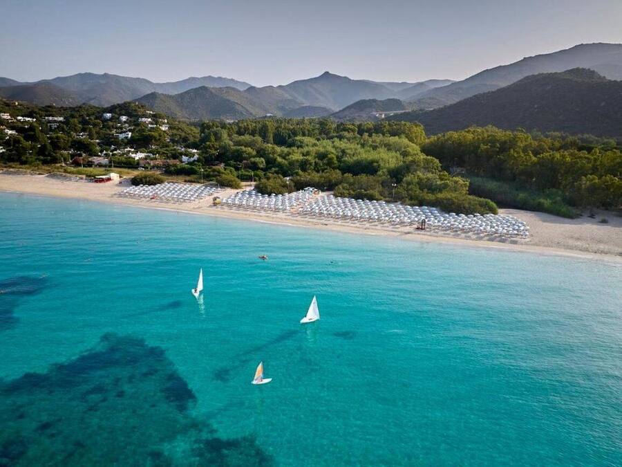 Playa privada en los alrededores, playa de arena blanca y camastros