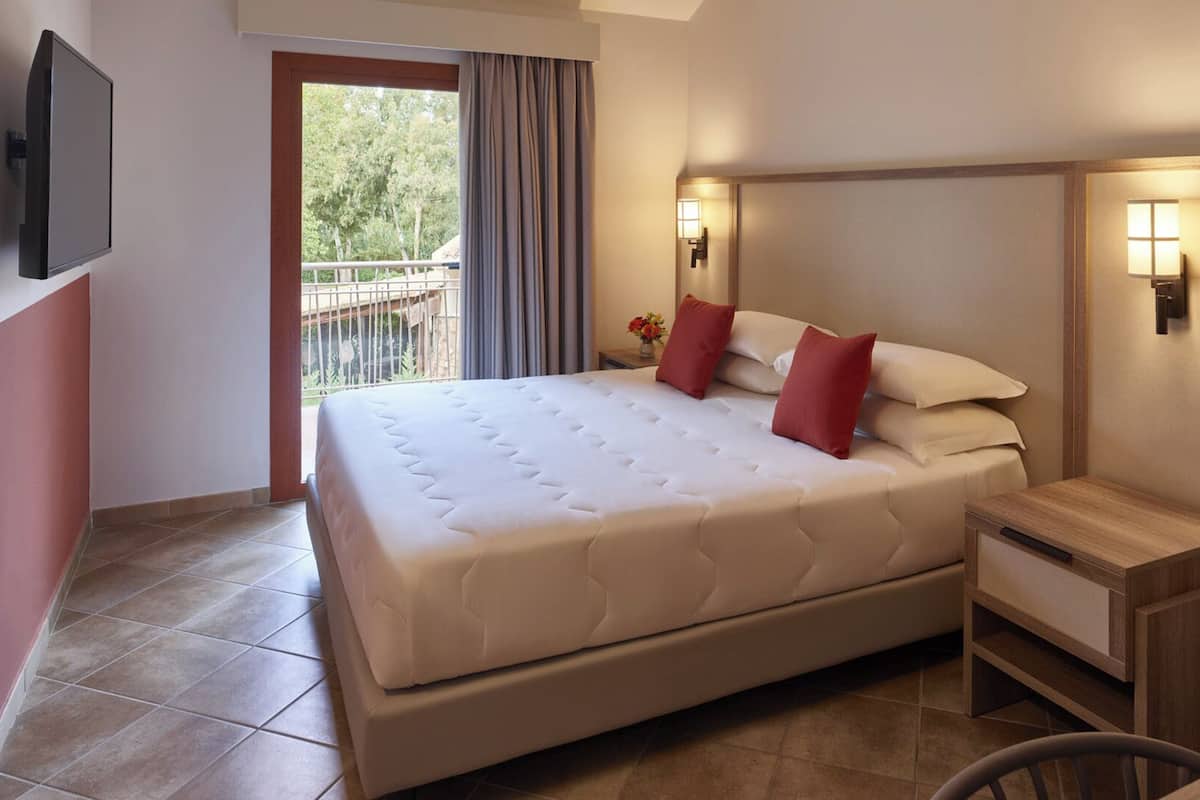 Gebar bulu kapas, peti besi dalam bilik, meja