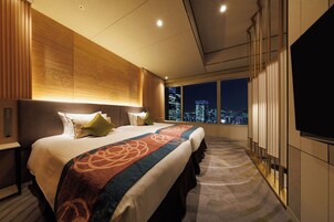 Ropa de cama de alta calidad y caja de seguridad en la habitación 