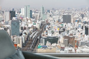 Eine Stadtansicht mit einer markanten Bahntrasse und vielen Gebäuden.