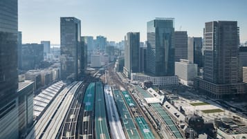 Zona urbana con edificios modernos y varias vías de tren.