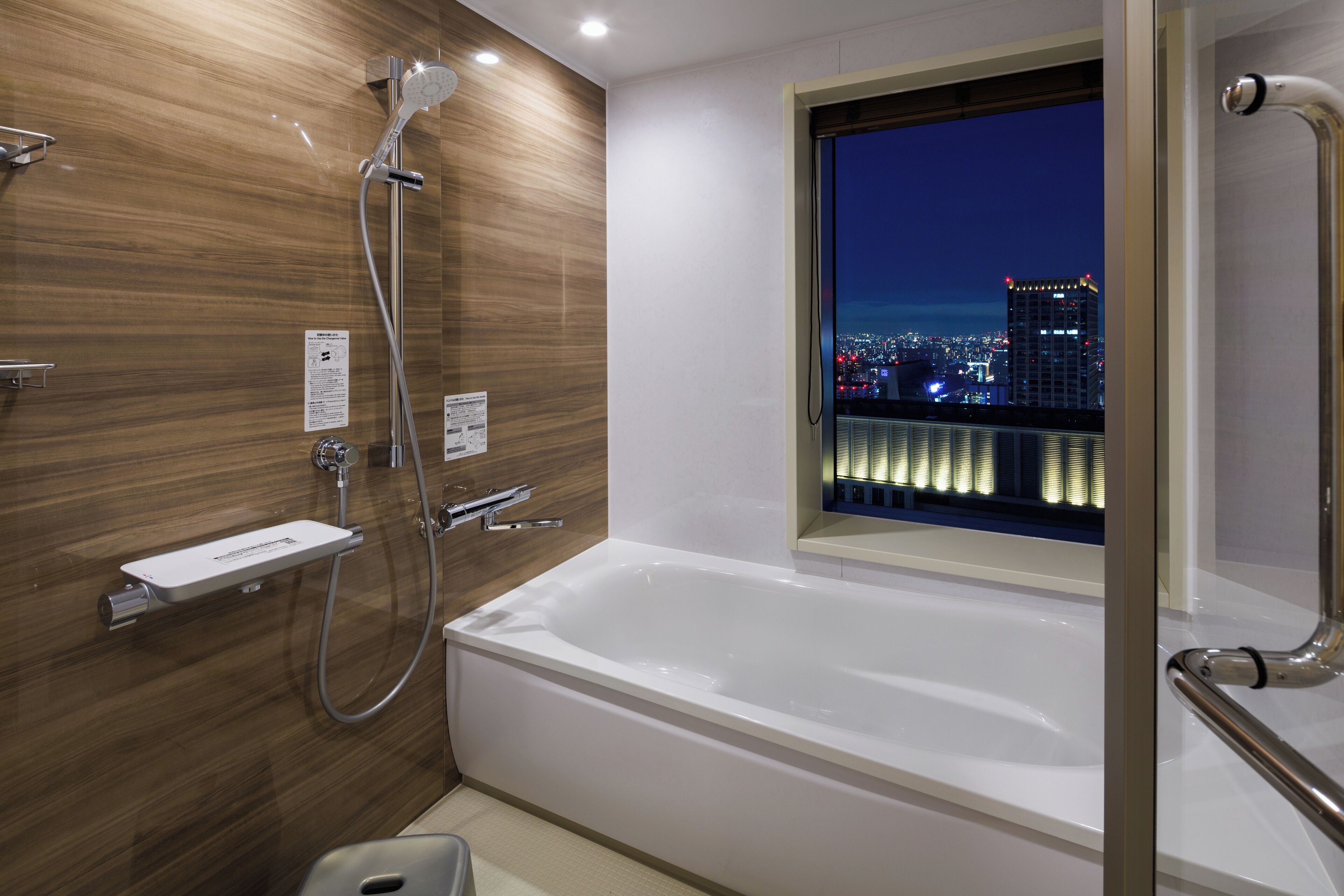 combined shower/bathtub, eco-friendly toiletries, hair dryer, slippers