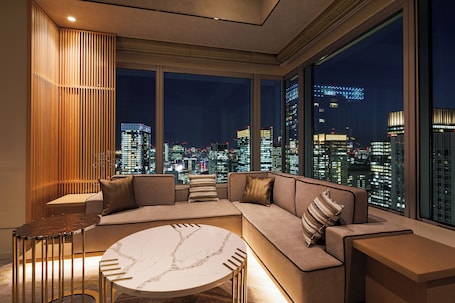 高档床上用品、客房内保险箱、办公桌、遮光窗帘