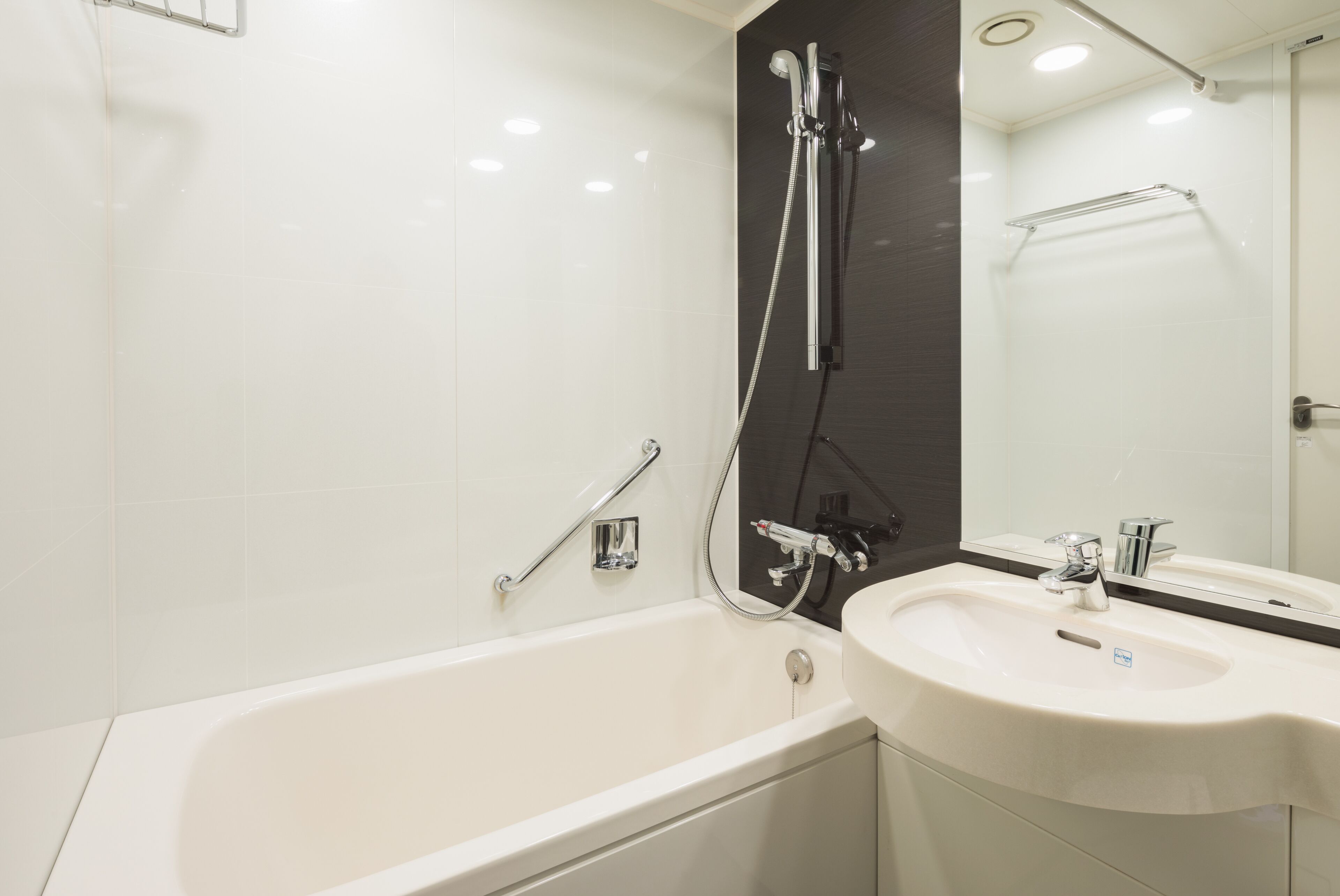 Ein modernes Badezimmer mit Badewanne, Waschbecken und Dusche.