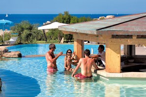 Poolside bar - Resort Valle dell'Erica Thalasso & Spa (Santa Teresa di Gallura)
