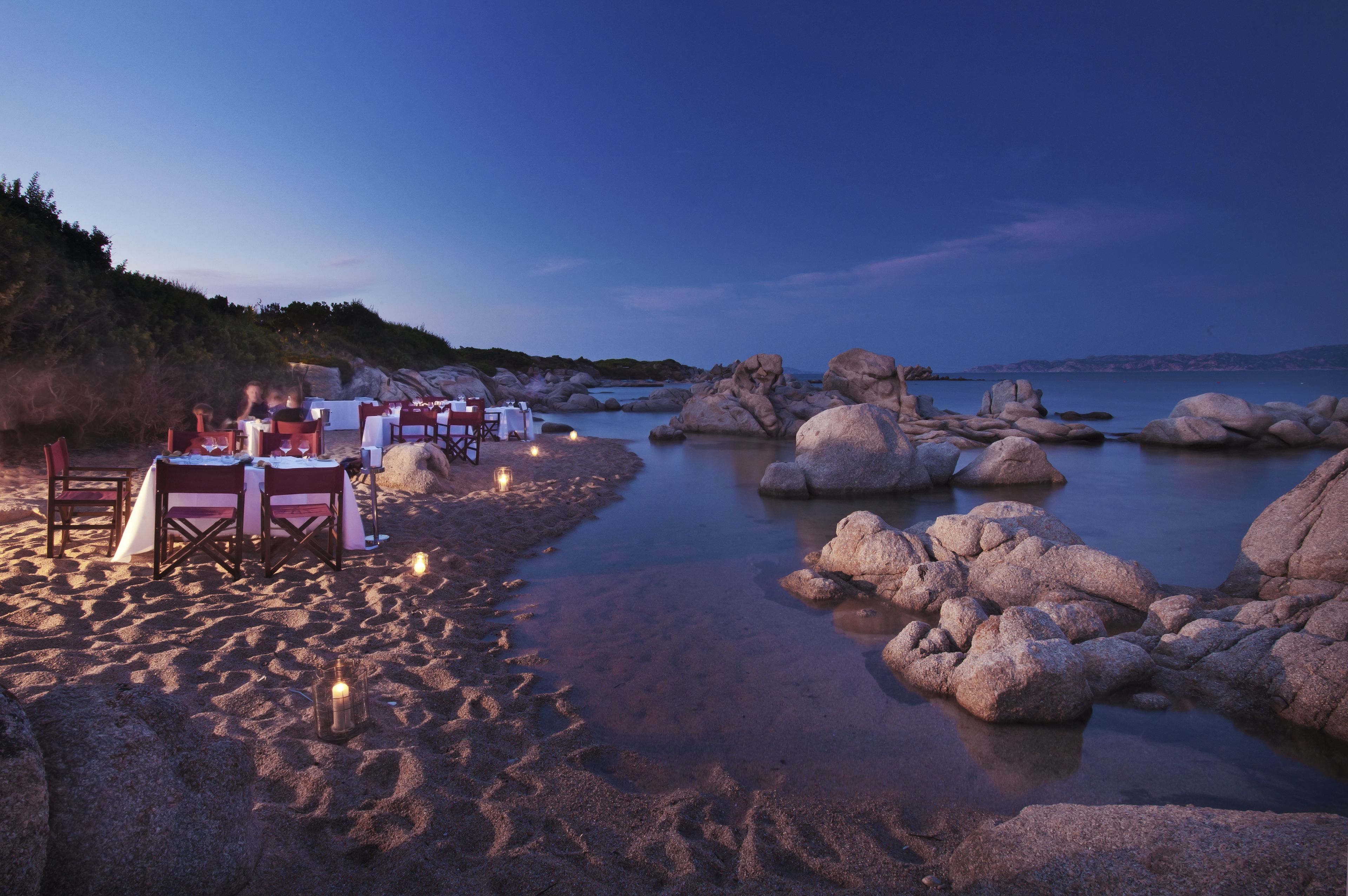 På stranden, liggestole, parasoller, snorkling