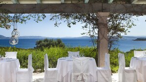 5 restaurants; breakfast, lunch, dinner and brunch served  - Resort Valle dell'Erica Thalasso & Spa (Santa Teresa di Gallura)