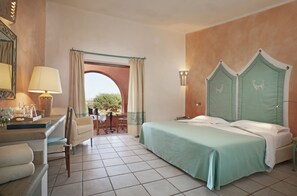 Classic Room, Sea View | Minibar, in-room safe, desk, blackout drapes - Resort Valle dell'Erica Thalasso & Spa (Santa Teresa di Gallura)