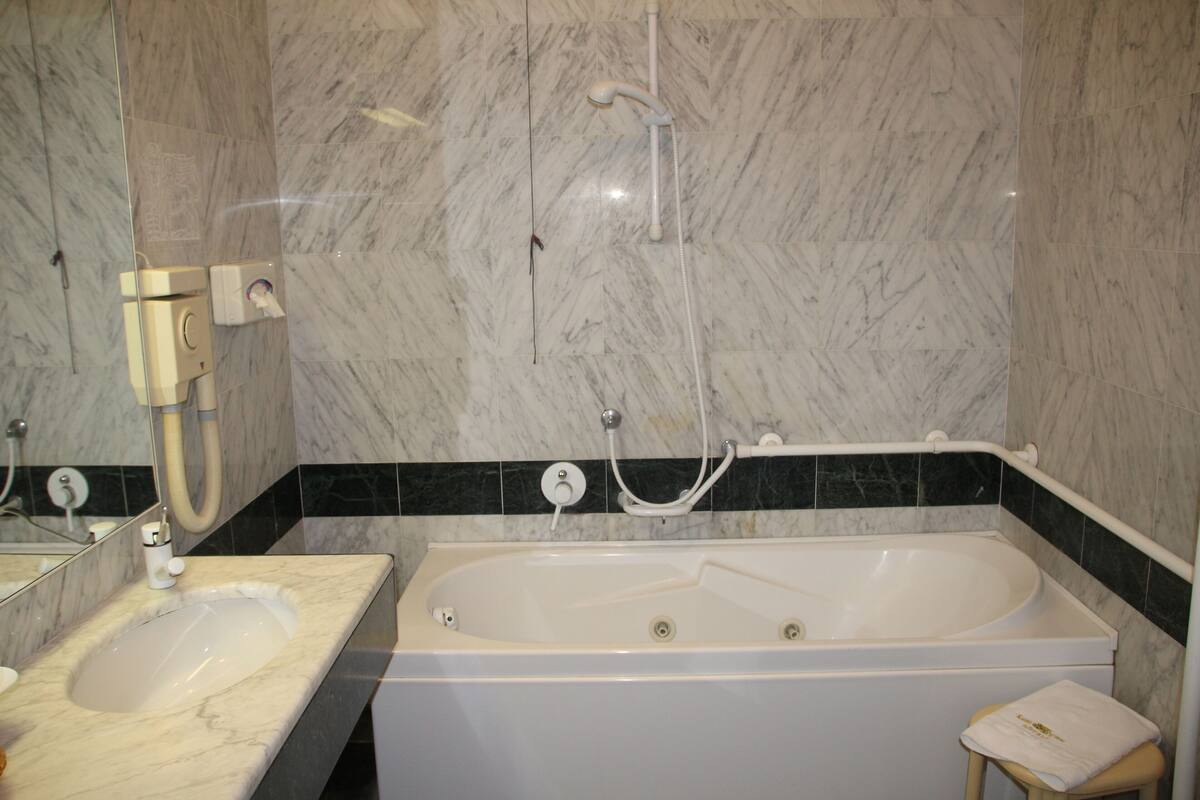 Junior Studio Suite | Bathroom | Hair dryer, bidet, towels
