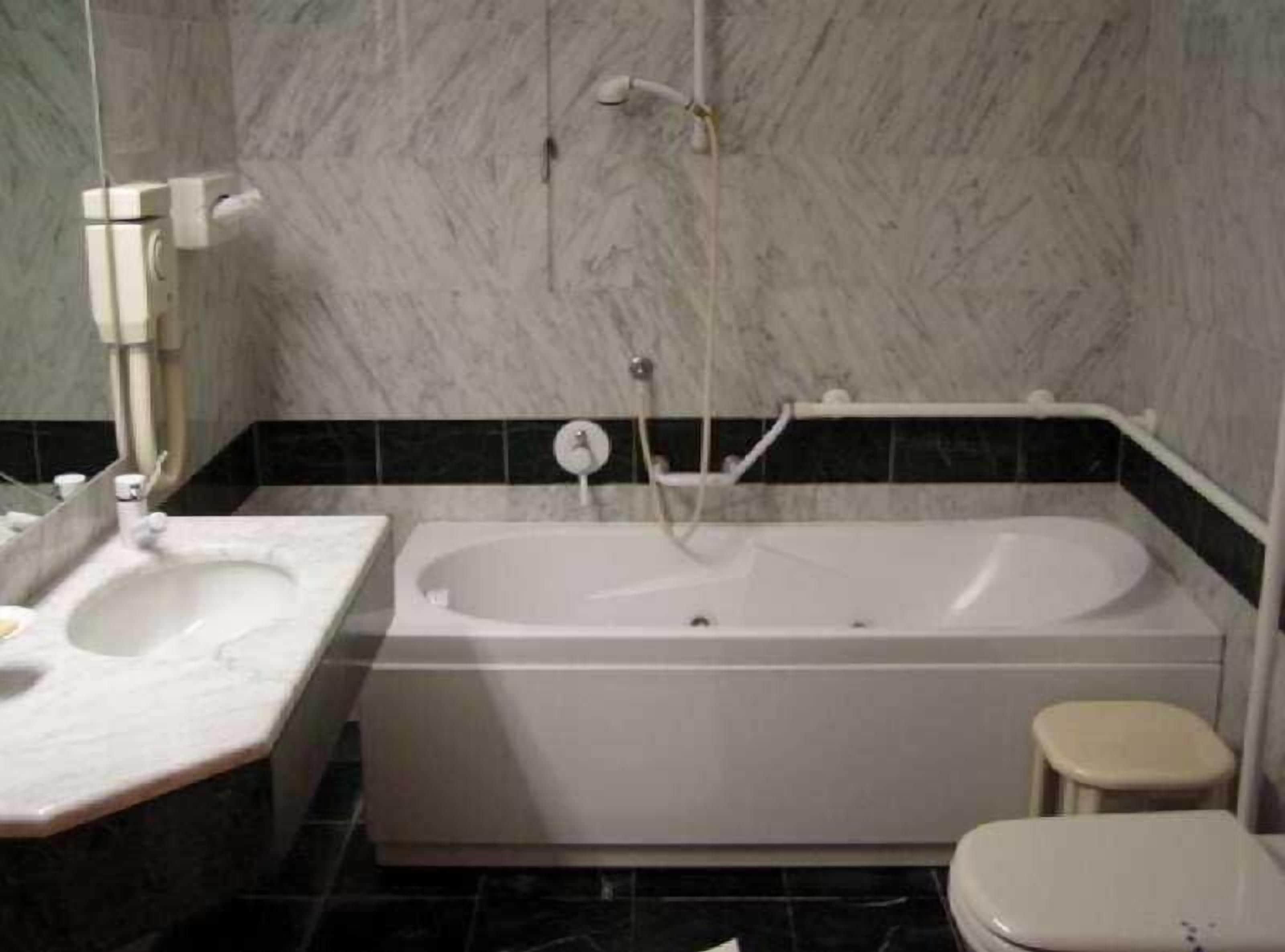 Badezimmer | Haartrockner, Bidet, Handtücher