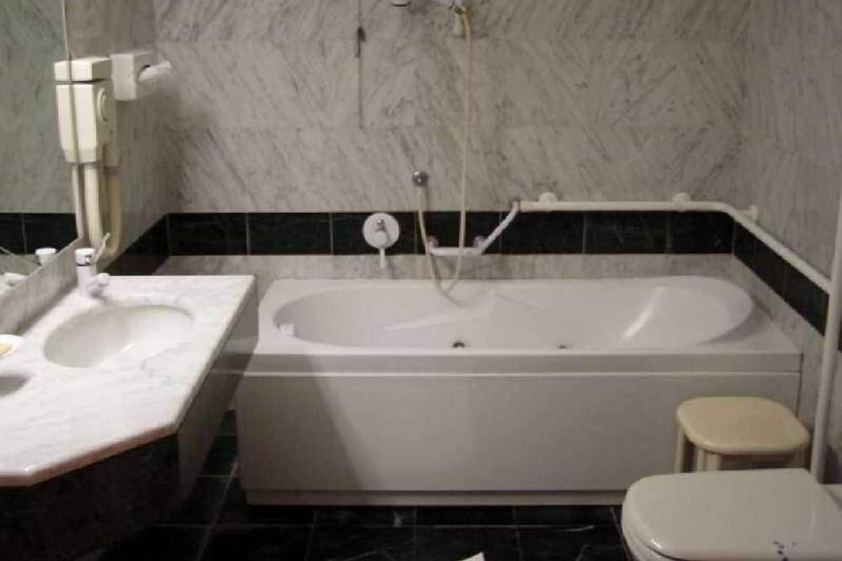 Salle de bain | Séchoir à cheveux, bidet, serviettes fournies