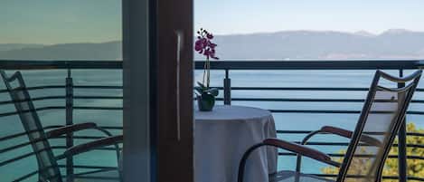 Desk, blackout drapes, free WiFi, bed sheets