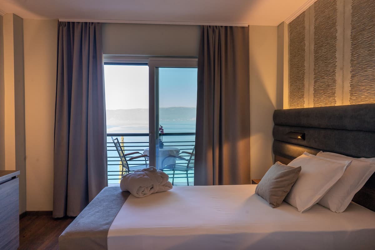 Escritorio, cortinas blackout, wifi gratis y ropa de cama