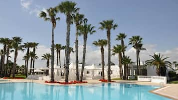 Piscine extérieure, parasols de plage, chaises longues