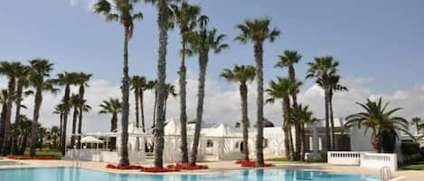 Piscine extérieure, parasols de plage, chaises longues