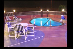 Alberca al aire libre, acceso de 10:00 a 22:00, y camastros 