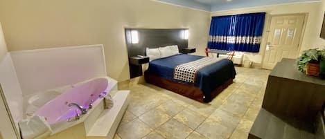 Suite romántica, 1 cama King size, hidromasaje | Caja de seguridad en la habitación y escritorio