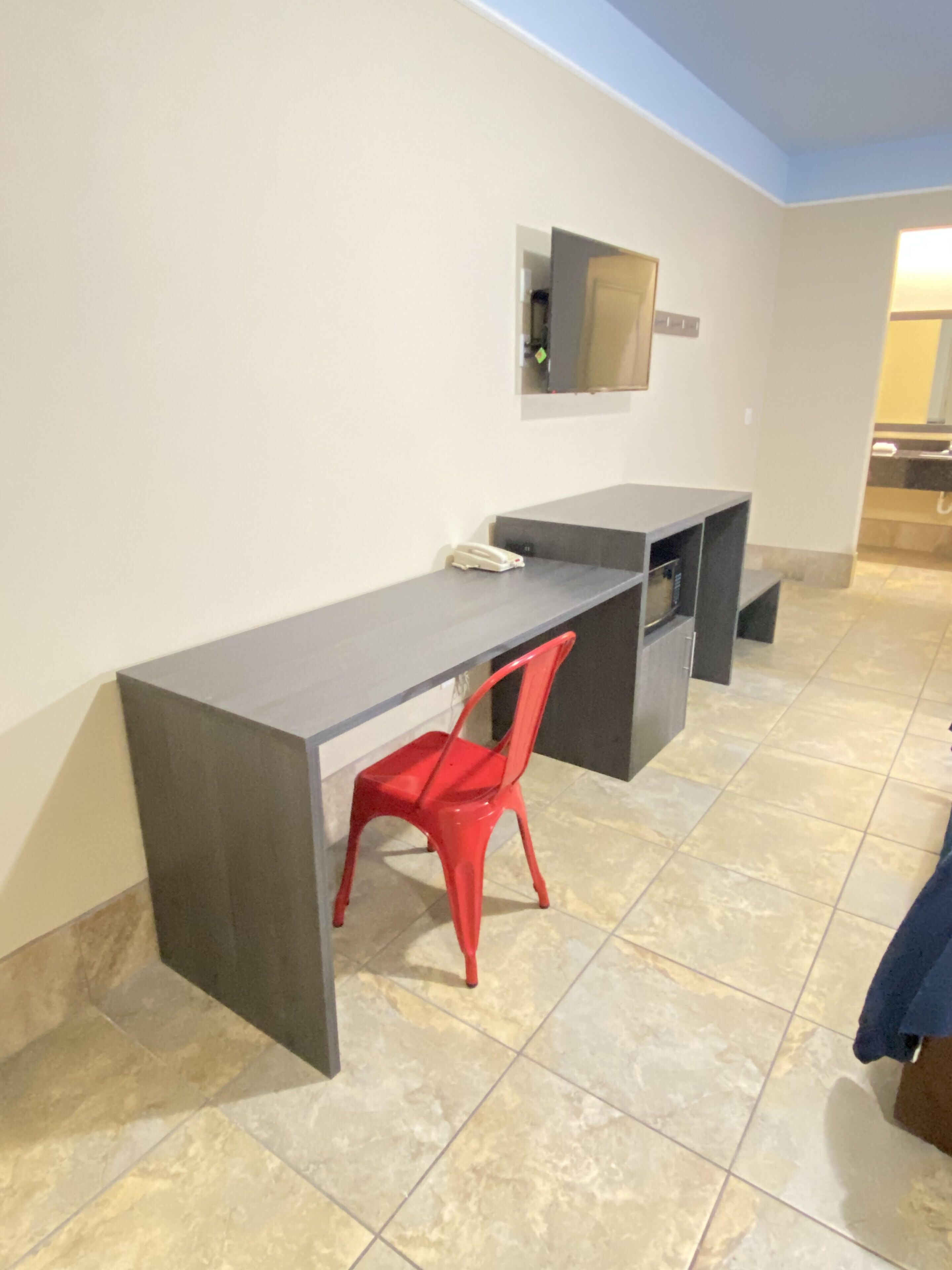 Värdeförvaringsskåp på rummet, skrivbord och arbetsyta för laptop