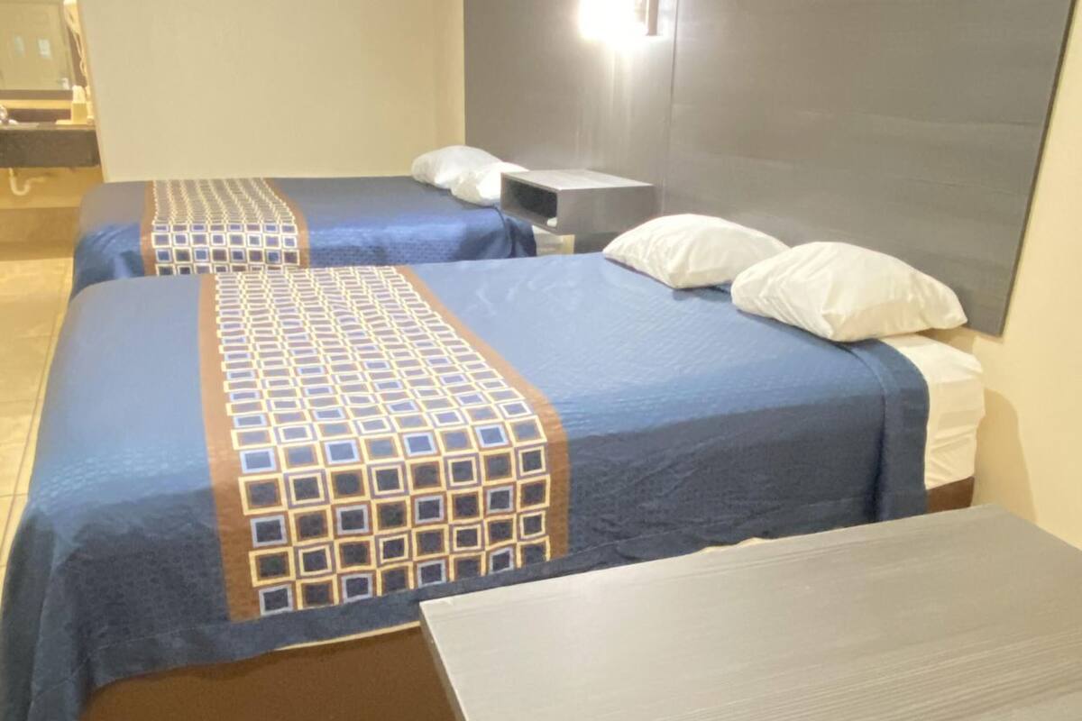 Caja de seguridad en la habitación y escritorio