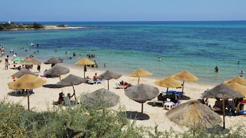 Playa privada, camastros y toallas de playa