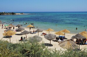 Private beach, sun loungers, beach towels - Hotel Residence Romane (Hammamet)